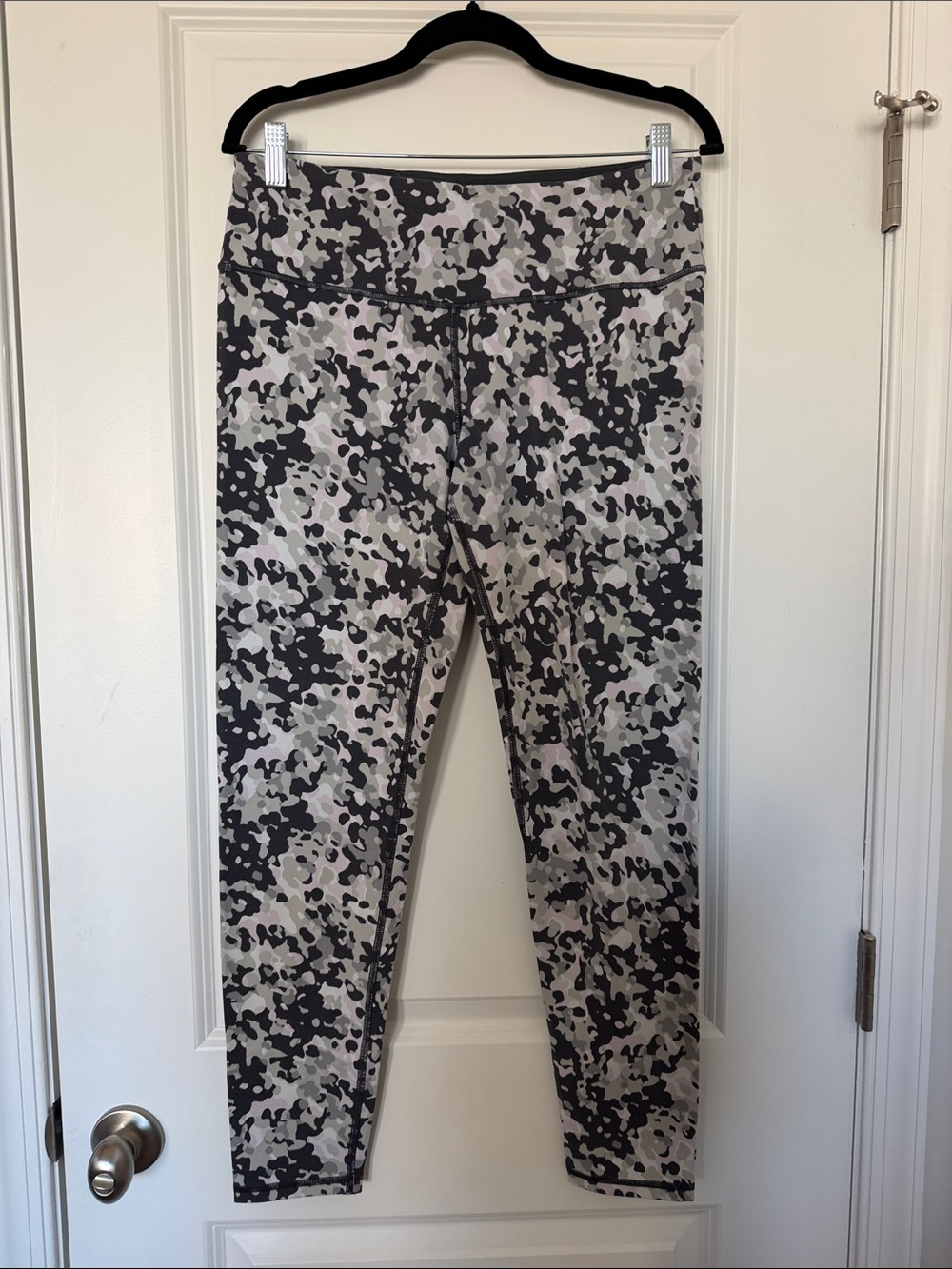 Victoria Sport Camo Print High-Waist Leggings - Gray, Blush & Black, Size L - Picture 2 of 6